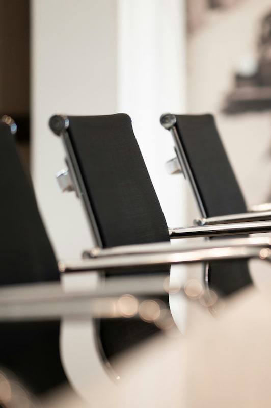 Mehrere Stühle an einem großen Tisch