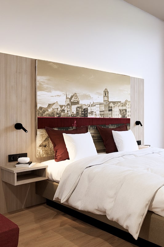 Modernes Zimmer mit Ausblick und Doppelbett