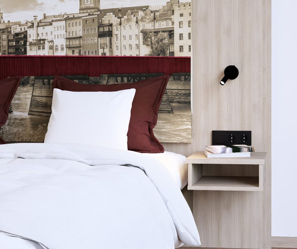 Nahansicht von Bett mit Nachtkästchen und Lampe