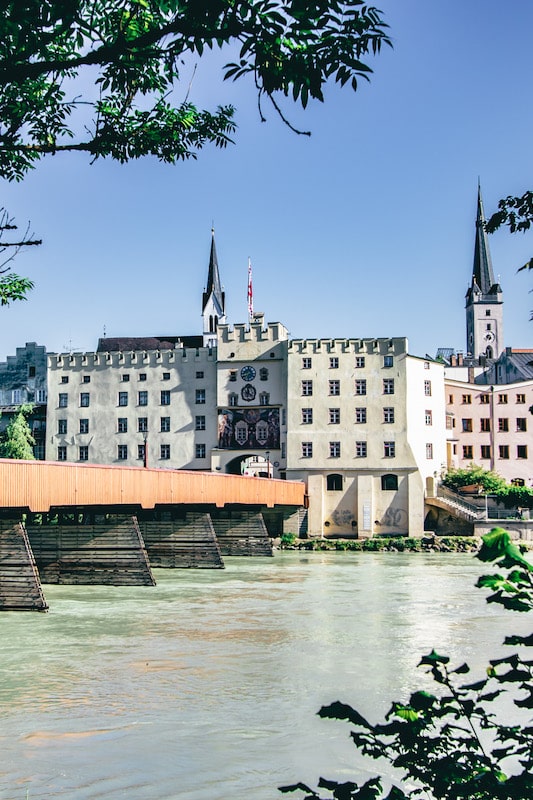 Rote Brücke von der Stadt Wasserburg min