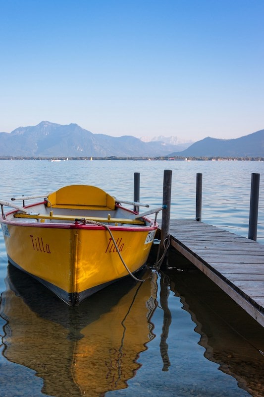 Ruderboot an einem Steg auf einem See