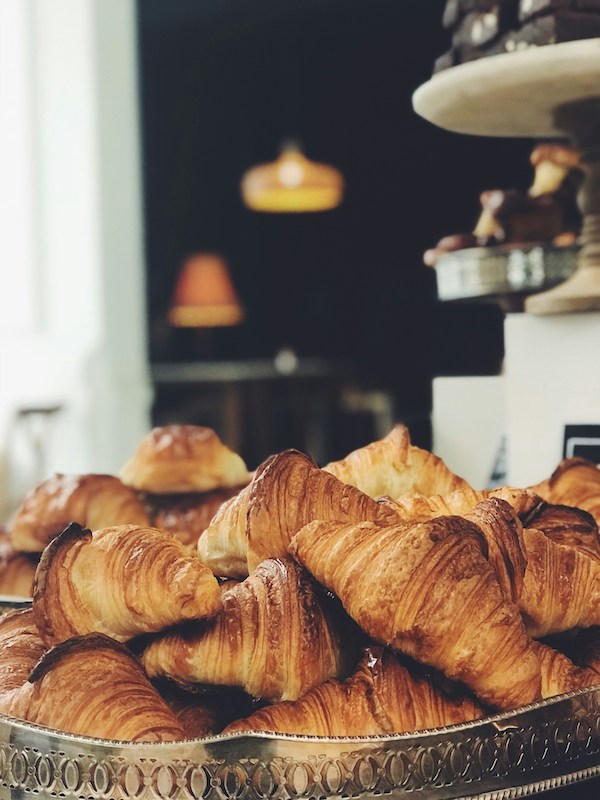 Viele braun gebrabnte Croissants